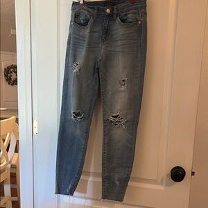 Judy Blue Ripped Ankle Jeans in Washed Blue